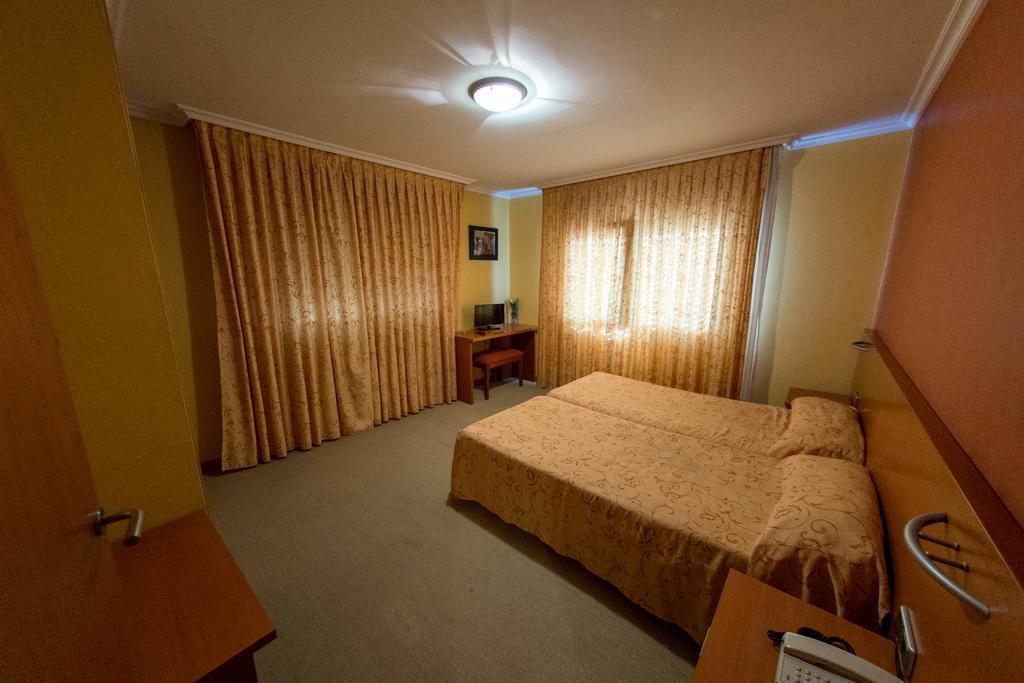 Hotel Dinajan Віланова-де-Ароуса Екстер'єр фото