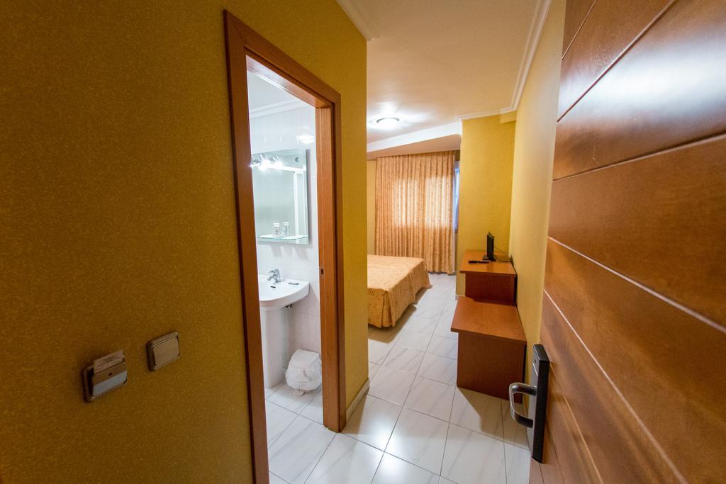 Hotel Dinajan Віланова-де-Ароуса Екстер'єр фото