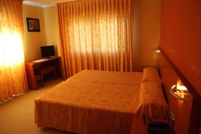 Hotel Dinajan Віланова-де-Ароуса Екстер'єр фото